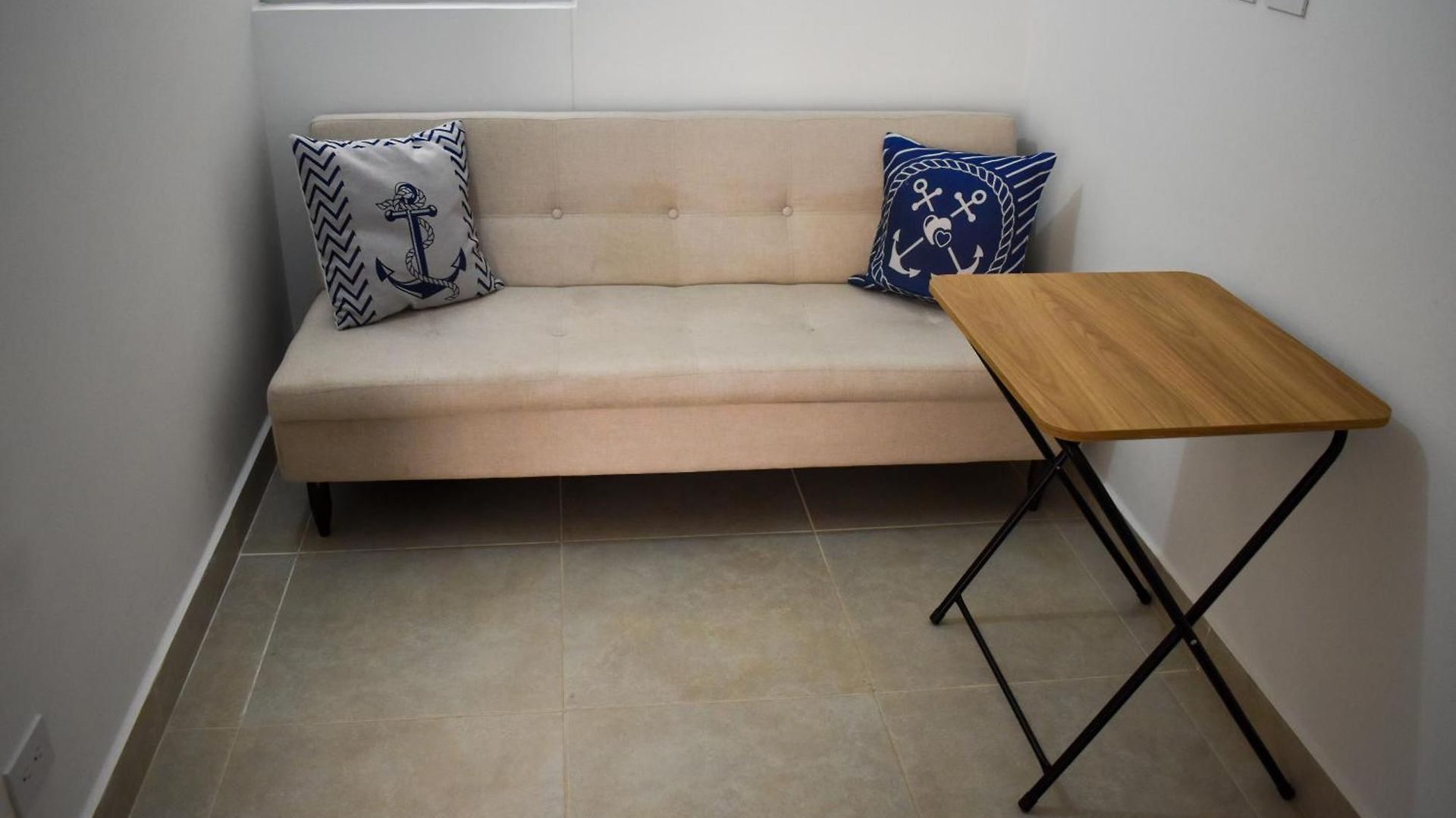 Comfortable Close To The 2 Apartment